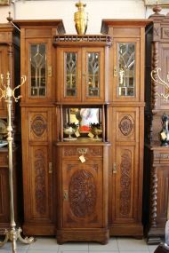 Антикварный шкаф-витрина из массива дуба с витражами из фацетных стекол. Европа. Начало 20 века. 