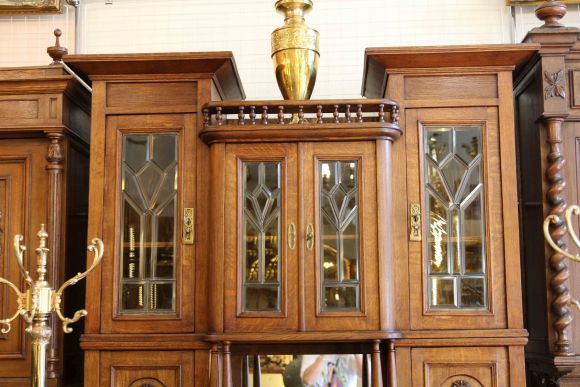 Антикварный шкаф-витрина из массива дуба с витражами из фацетных стекол. Европа. Начало 20 века. 