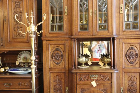 Антикварный шкаф-витрина из массива дуба с витражами из фацетных стекол. Европа. Начало 20 века. 