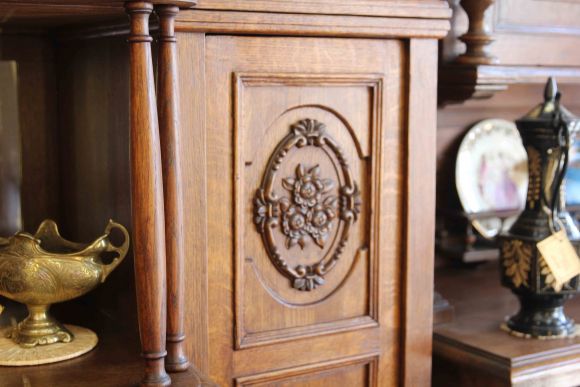 Антикварный шкаф-витрина из массива дуба с витражами из фацетных стекол. Европа. Начало 20 века. 