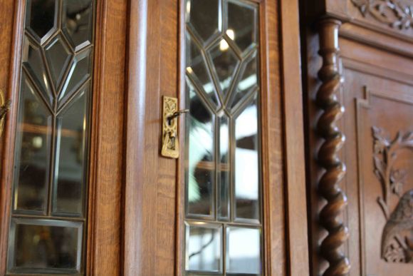 Антикварный шкаф-витрина из массива дуба с витражами из фацетных стекол. Европа. Начало 20 века. 