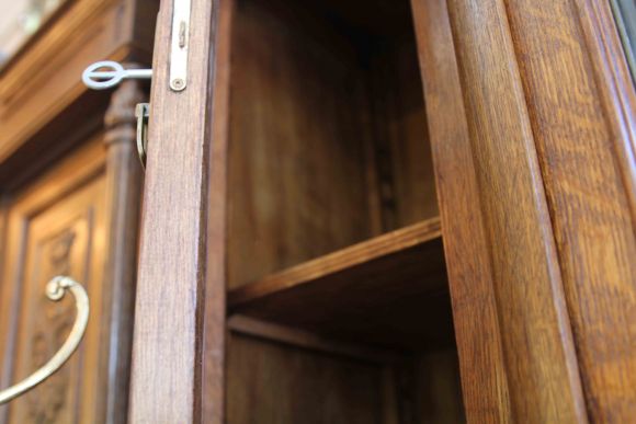 Антикварный шкаф-витрина из массива дуба с витражами из фацетных стекол. Европа. Начало 20 века. 