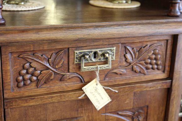 Антикварный шкаф-витрина из массива дуба с витражами из фацетных стекол. Европа. Начало 20 века. 