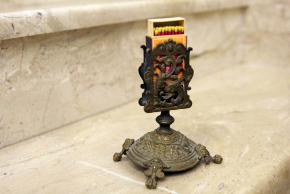 Каминная старинная кружевная спичечница