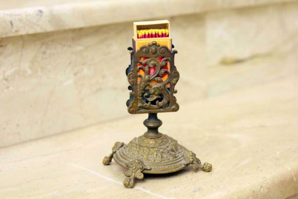 Каминная старинная кружевная спичечница