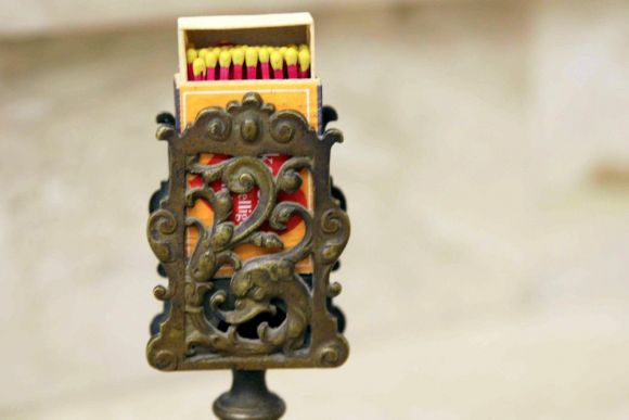 Каминная старинная кружевная спичечница