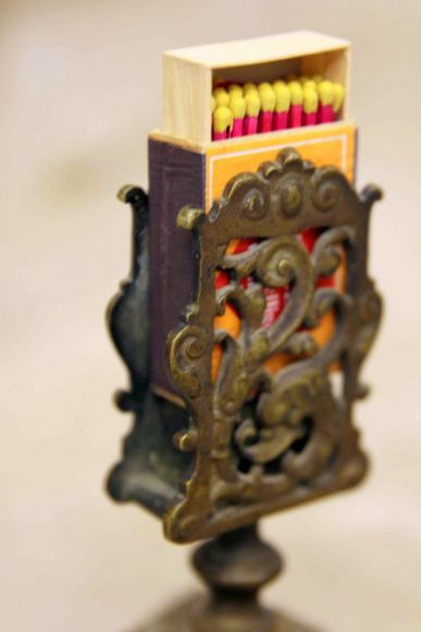 Каминная старинная кружевная спичечница