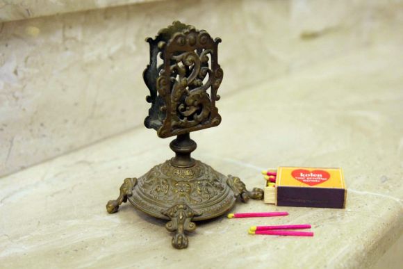 Каминная старинная кружевная спичечница