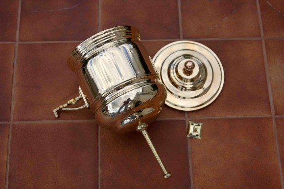 Большой антикварный умывальник из латуни