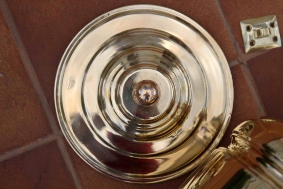 Большой антикварный умывальник из латуни