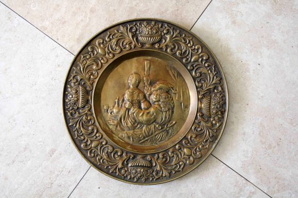 Антикварное латунное панно ВЫПЬЕМ ЗА ЛЮБОВЬ