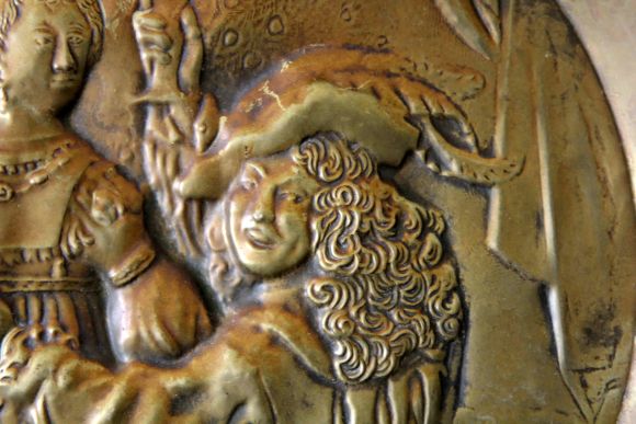 Антикварное латунное панно ВЫПЬЕМ ЗА ЛЮБОВЬ