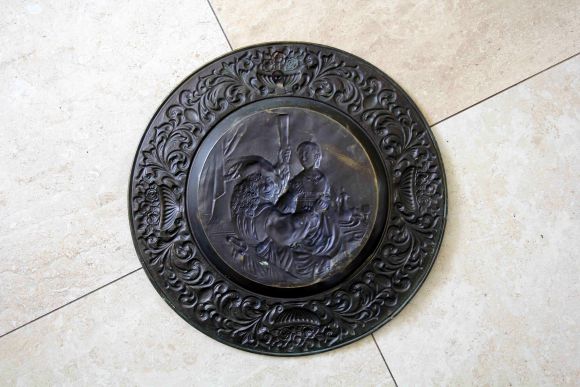 Антикварное латунное панно ВЫПЬЕМ ЗА ЛЮБОВЬ