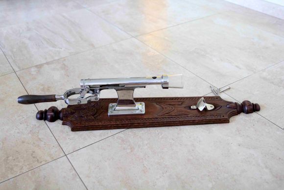 Старинный настенный штопор на резной дубовой основе