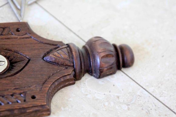 Старинный настенный штопор на резной дубовой основе