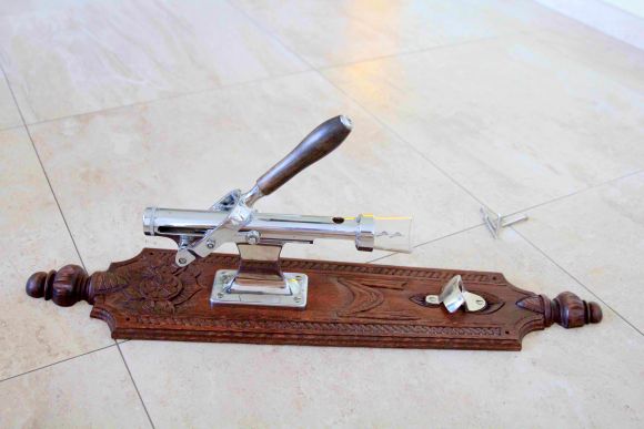 Старинный настенный штопор на резной дубовой основе