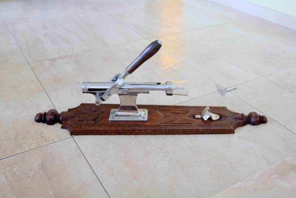 Старинный настенный штопор на резной дубовой основе