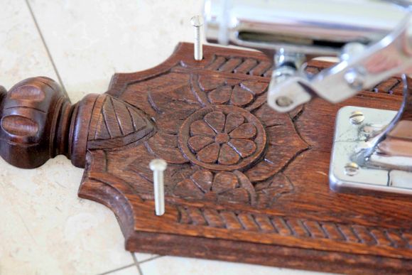 Старинный настенный штопор на резной дубовой основе