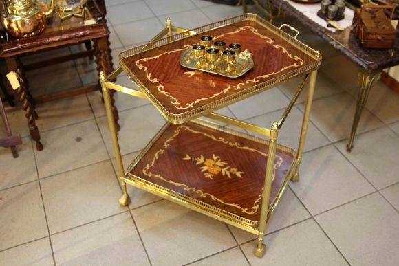 Интересный сервировочный столик маркетри. Европа.Середина 20 века