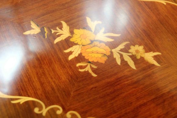 Интересный сервировочный столик маркетри. Европа.Середина 20 века