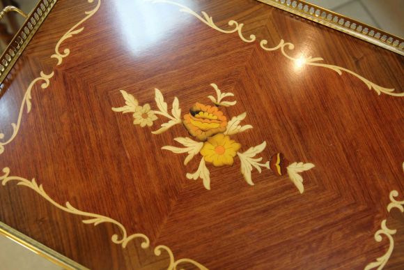 Интересный сервировочный столик маркетри. Европа.Середина 20 века