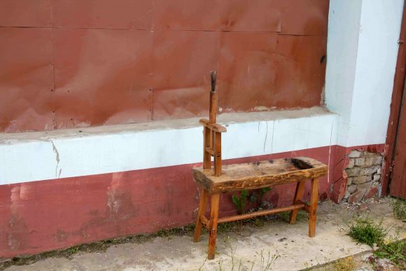 Старинный светец — подставка для лучины, освещающей жильё.