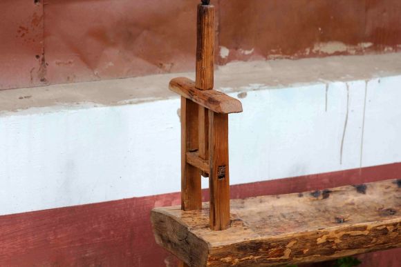 Старинный светец — подставка для лучины, освещающей жильё.