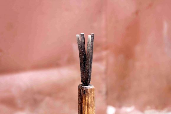 Старинный светец — подставка для лучины, освещающей жильё.