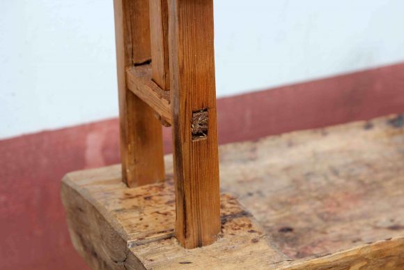 Старинный светец — подставка для лучины, освещающей жильё.