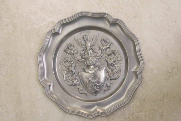  Оловянное настенное панно в виде герба