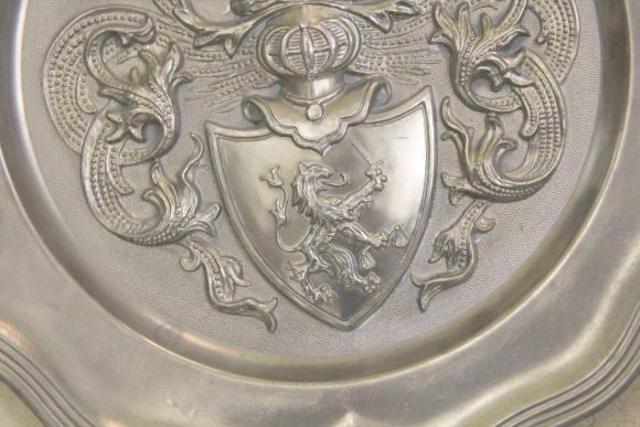  Оловянное настенное панно в виде герба