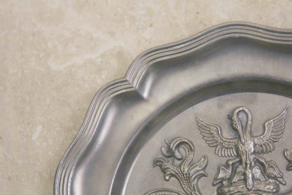  Оловянное настенное панно в виде герба