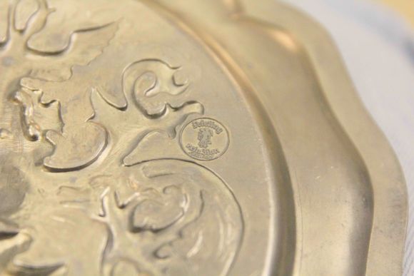  Оловянное настенное панно в виде герба