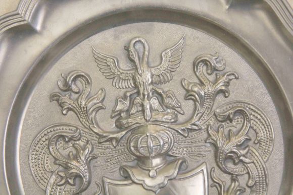  Оловянное настенное панно в виде герба