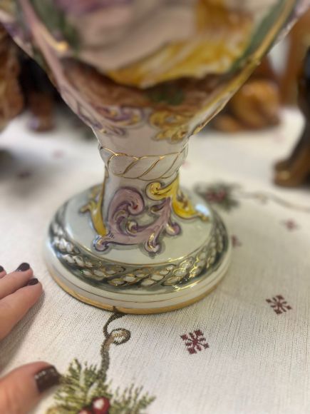 Потрясающая португальская фарфоровая ваза-кубок.