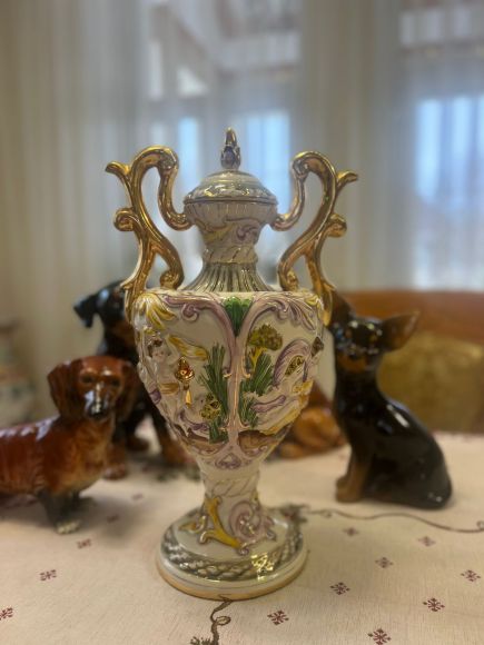 Потрясающая португальская фарфоровая ваза-кубок.