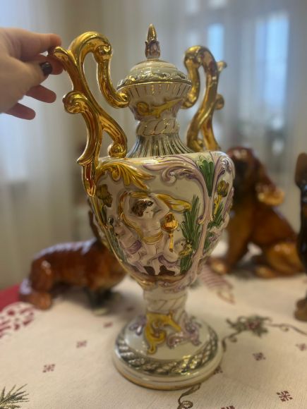 Потрясающая португальская фарфоровая ваза-кубок.