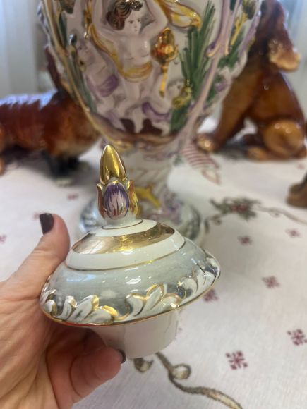 Потрясающая португальская фарфоровая ваза-кубок.