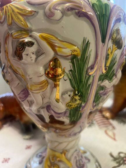 Потрясающая португальская фарфоровая ваза-кубок.