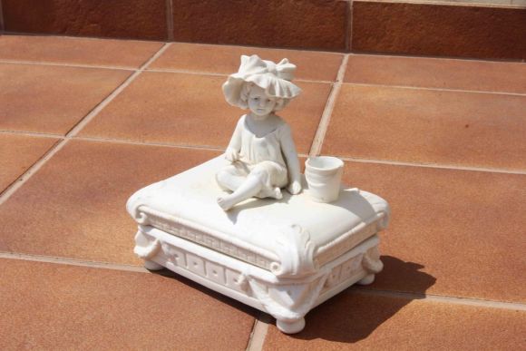 Очаровательная шкатулка - девочка на подушечке