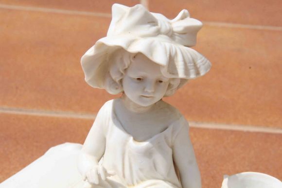 Очаровательная шкатулка - девочка на подушечке