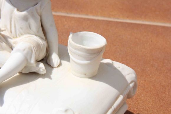 Очаровательная шкатулка - девочка на подушечке