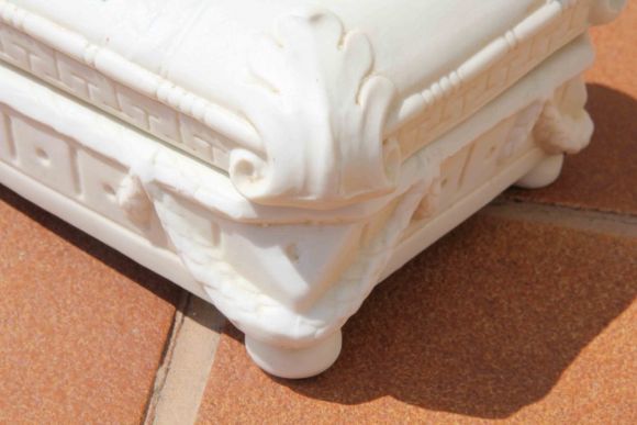 Очаровательная шкатулка - девочка на подушечке