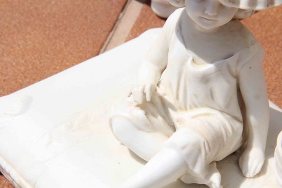 Очаровательная шкатулка - девочка на подушечке