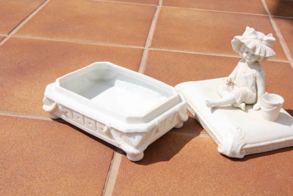 Очаровательная шкатулка - девочка на подушечке