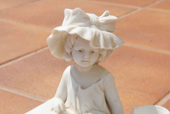 Очаровательная шкатулка - девочка на подушечке