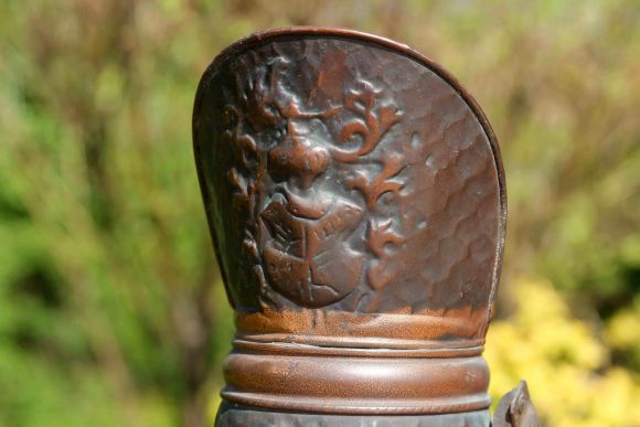 Старинный медный зольник с мотивами веселого застолья