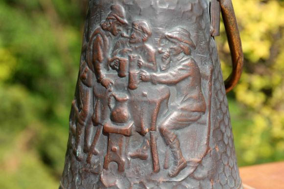 Старинный медный зольник с мотивами веселого застолья