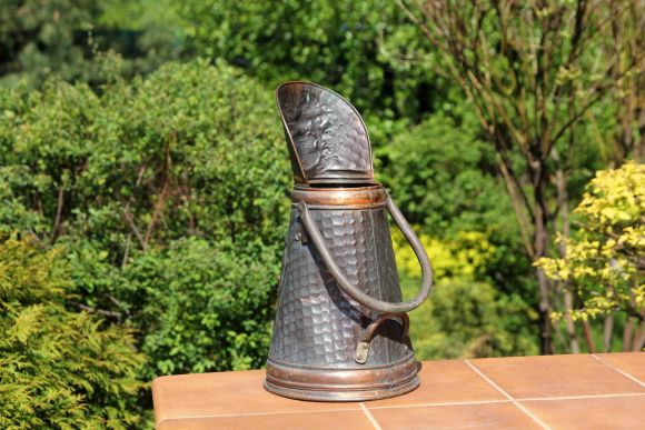 Старинный медный зольник с мотивами веселого застолья