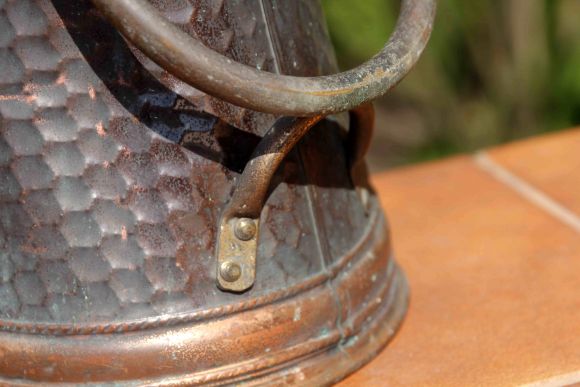 Старинный медный зольник с мотивами веселого застолья